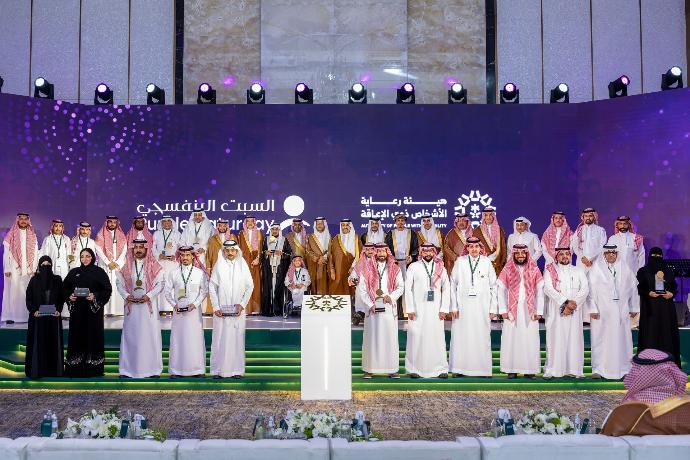 صورة جماعية يتوسطها معالي نائب الوزير للقطاع التنمية الاجتماعية وسعادة الرئيس التنفيذي للهيئة وعدد من اصحاب المعالي والسعادة والفائزين بجوائز السبت البنفسجي ورعاة المبادرة